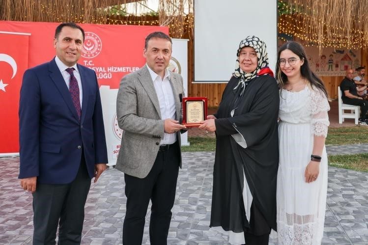 Vali Sözer’den koruyucu ailelerle bir araya geldi Vali Faik Oktay Sözer, Aile ve Sosyal Hizmetler İl Müdürlüğü’nün