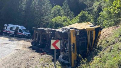 Kastamonu’nun Tosya ilçesinde virajı alamayan talaş yüklü tırın devrildiği kazada