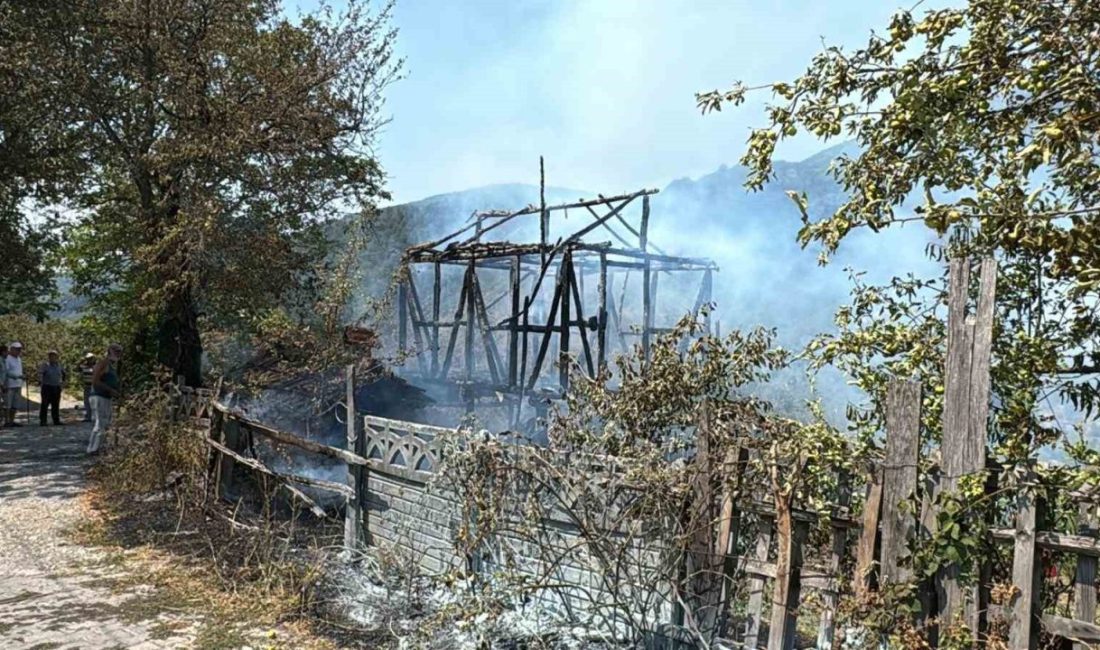 Düzce’de vatandaşların bahçede yaktığı anızlardan sıçrayan alevler iki katlı evin