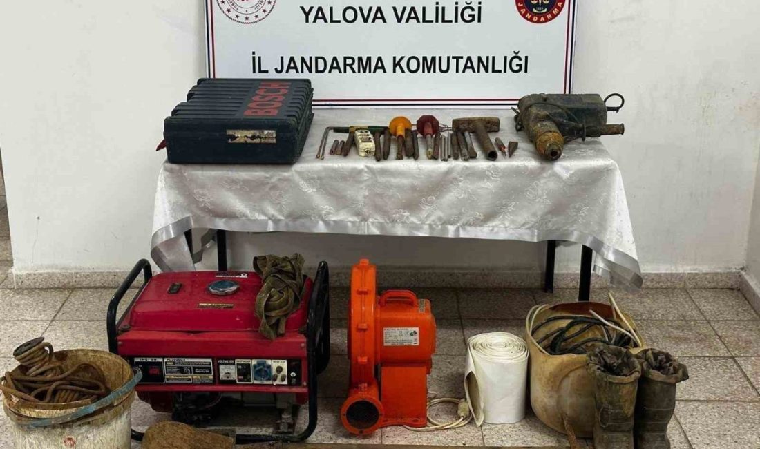 Yalova’da 3 defineci suçüstü yakalandı Yalova’da kaçak kazı yapan 1’i Fas uyruklu 3 şüpheli jandarma