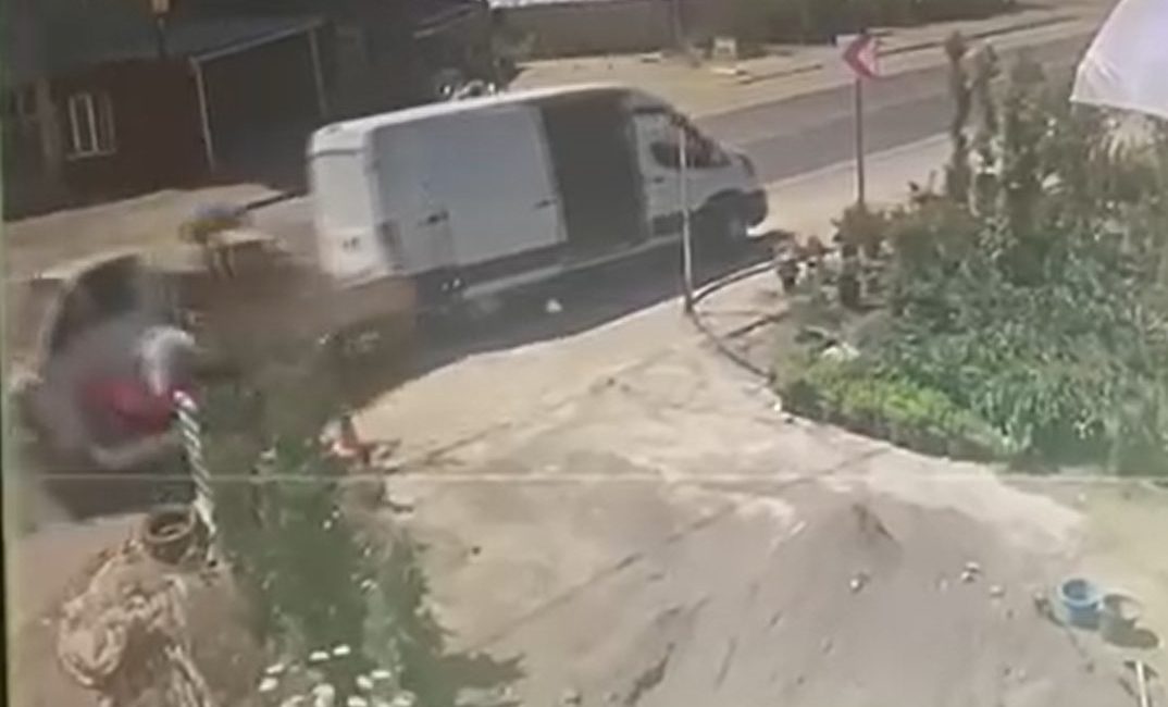 Yalova’nın Çınarcık ilçesinde 4 aracın karıştığı trafik kazası güvenlik kameralarına