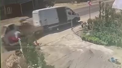 Yalova’nın Çınarcık ilçesinde 4 aracın karıştığı trafik kazası güvenlik kameralarına