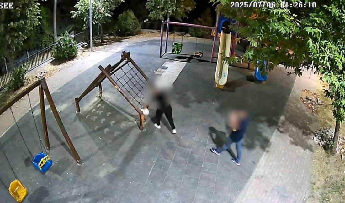 Yalova’da parktaki kameraları kıran şüpheliler kamerada Yalova’da 4 şüpheli çocuk parkındaki güvenlik kameralarını kırdı. Polis, kırdıkları