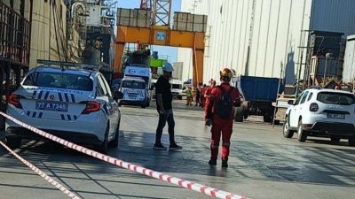 Yalova’nın Altınova ilçesinde tersanede üzerine vinç düşen işçi, hayatını kaybetti.