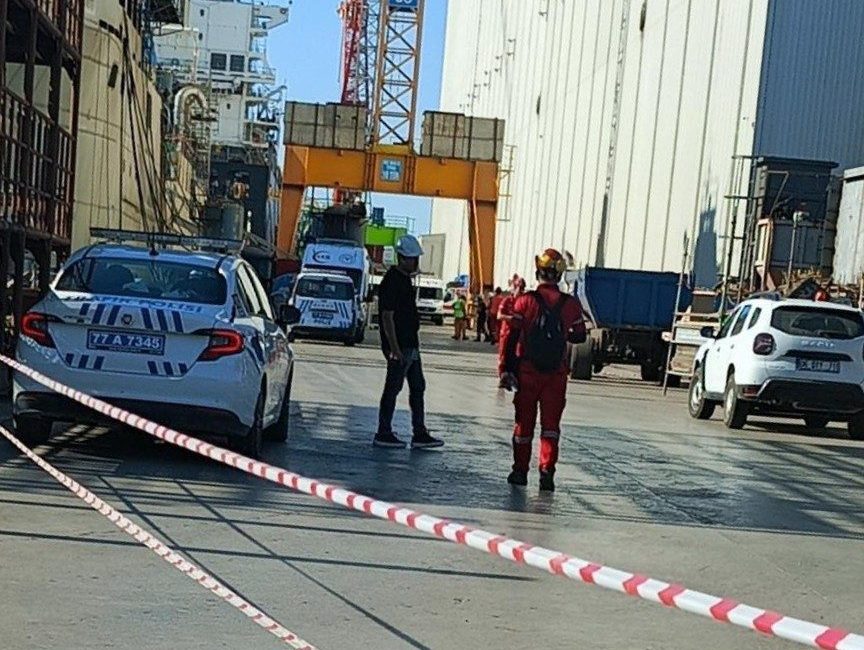 Yalova’da tersanede üzerine vinç düşen işçi hayatını kaybetti Yalova’nın Altınova ilçesinde tersanede üzerine vinç düşen işçi, hayatını kaybetti.