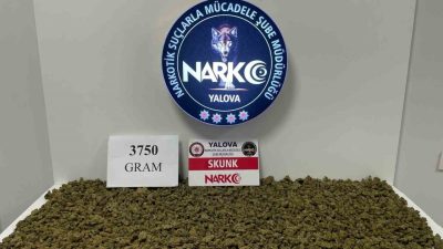 Yalova’da düzenlenen uyuşturucu operasyonunda motosikletli şüpheli durduruldu. Motosiklet üzerindeki valiz