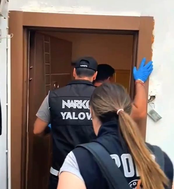 Yalova’da uyuşturucu operasyonunda 5 tutuklama Yalova’da düzenlenen uyuşturucu operasyonunda 5 şüpheli tutuklandı. Alınan bilgiye göre,