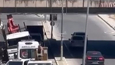 Yalova’da vinç, girdiği alt geçidin daha alçak olan çıkış kısmında