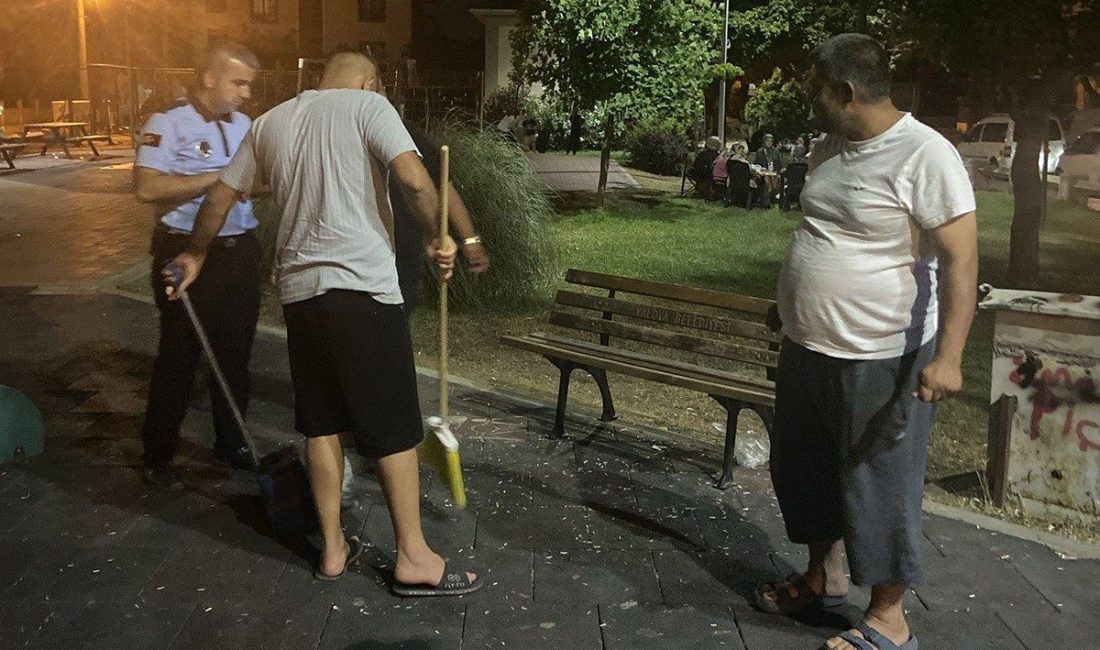 Yalova’da zabıta çekirdek kabuklarını atan vatandaşlara yerleri temizletti Yalova’da bir parkta yedikleri çekirdeklerin kabuklarını yere atarak çevreyi kirleten