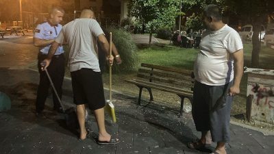 Yalova’da bir parkta yedikleri çekirdeklerin kabuklarını yere atarak çevreyi kirleten