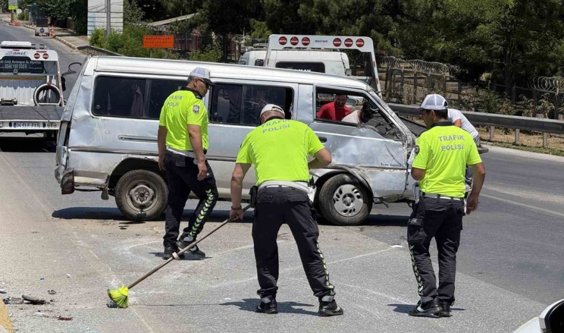 Sakarya’nın Erenler ilçesi D-650 kara yolunda kontrolden çıkan minibüs yan