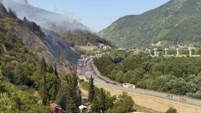 Sakarya’nın Geyve ilçesinde çıkan orman yangını nedeniyle kapatılan D-650 kara