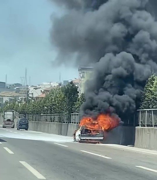 D-100 kara yolunun Kocaeli geçişinde seyir halindeyken alevlere teslim olan