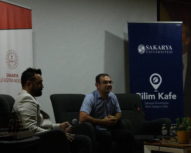 Yapay zekanın eğitimcilerin yerini alma ihtimali SAÜ’de konuşuldu Sakarya Üniversitesi Bilim İletişimi Ofisi bünyesinde gerçekleştirilen Bilim Söyleşileri serisinin