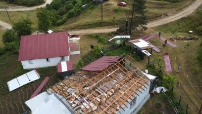 Sakarya’nın Akyazı ilçesinde bulunan Acelle Yaylası’nda şiddetli rüzgar nedeniyle bazı