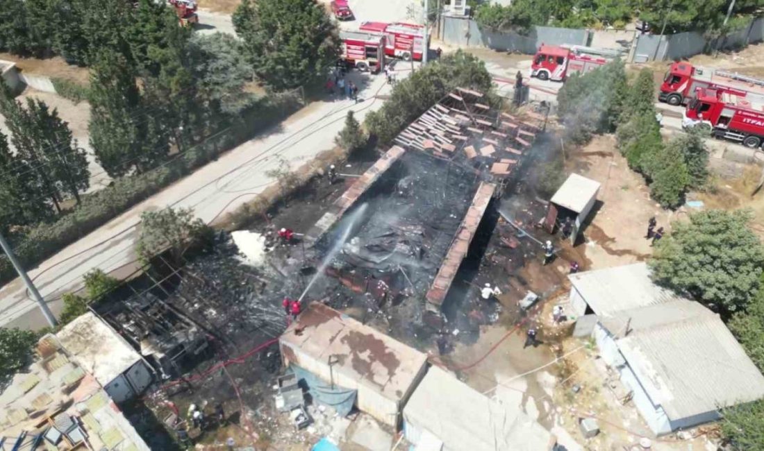 Kocaeli’nin Gebze ilçesinde Yediemin otoparkının malzeme deposunda yangın çıktı. Depo