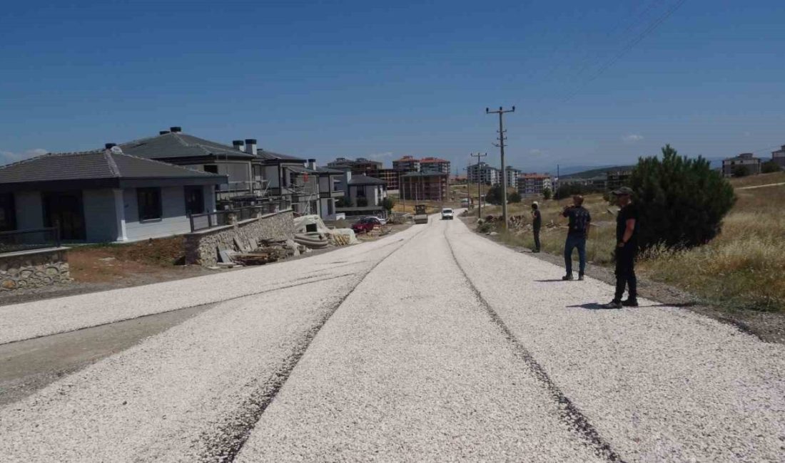 Yeni yerleşim alanlarında asfaltlama çalışması yapılıyor Bilecik Belediyesi ekipleri tarafından Bahçelievler Mahallesinde açılan yeni yerleşim yerlerine