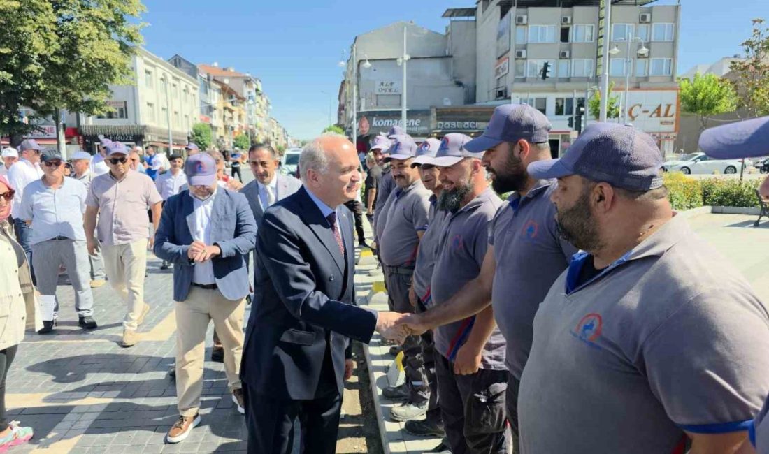 DÜZCE(İHA) – Düzce Belediyesi tarafından kent genelinde temizlik kampanyası başlatıldı.