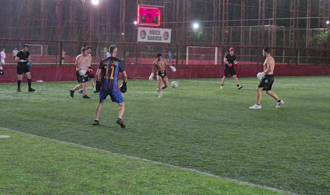 Düzce’de muaythai ve boks sporcuları, halı saha maçına boks eldivenleriyle