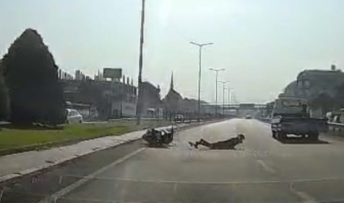 Düzce’de yola ansızın çıkan çekici ile motosikletin karıştığı kazada 1