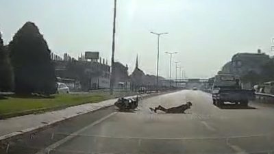 Düzce’de yola ansızın çıkan çekici ile motosikletin karıştığı kazada 1