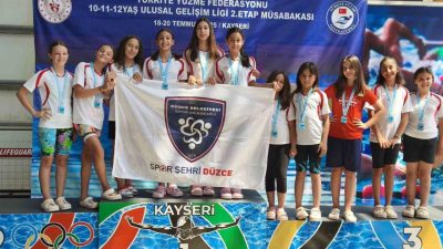DÜZCE(İHA) – Düzce Belediyesi Spor Akademisi Yüzme Takımı farklı sitillerde