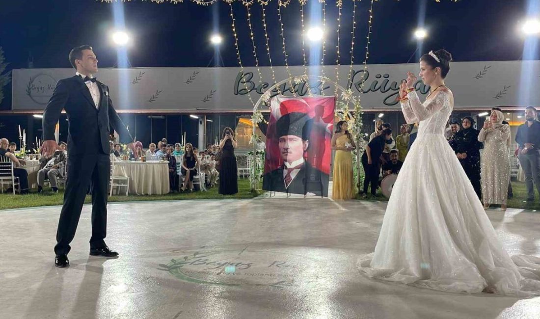 30 Ağustos’ta damat ve gelinden zeybek gösterisi Sakarya’nın Pamukova ilçesinde 30 Ağustos Zafer Bayramı’nda dünyaevine giren çift,
