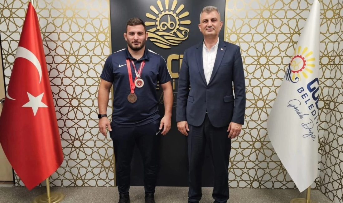 Gölcük Belediyespor pehlivanı Abdulrefik Öner, başpehlivan unvanı ile er meydanında