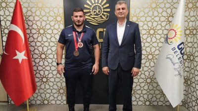 Gölcük Belediyespor pehlivanı Abdulrefik Öner, başpehlivan unvanı ile er meydanında