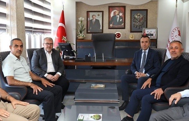 AK Parti heyeti Tarım ve Orman İl Müdürü Ayvalık’ı hayırlı olsun ziyareti AK Parti Bilecik Milletvekili Halil Eldemir, AK Parti İl Başkanı
