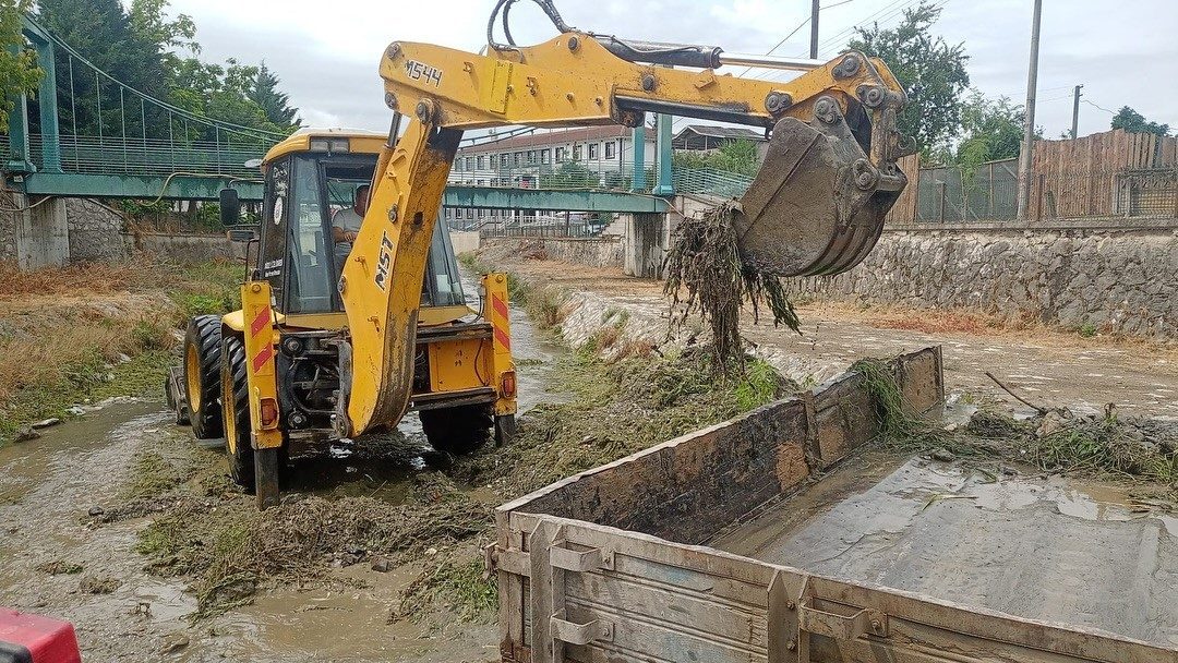 Akdere ekipler tarafından temizleniyor DÜZCE(İHA) – Düzce’nin Çilimli ilçe merkezinden geçen Akdere kötü koku
