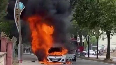 Kocaeli’nin Derince ilçesinde seyir halinde olan otomobil alev aldı. Yangın