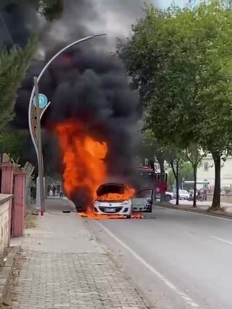 Alev alan otomobilden geriye hurda yığını kaldı Kocaeli’nin Derince ilçesinde seyir halinde olan otomobil alev aldı. Yangın