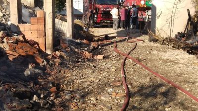 Kastamonu’nun Cide ilçesinde alevlere teslim olan iki katlı ahşap ev