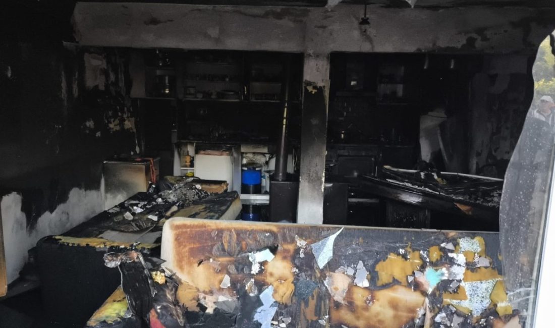 Sakarya’nın Akyazı ilçesinde iki katlı evin birinci katı, çıkan yangında