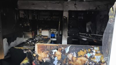 Sakarya’nın Akyazı ilçesinde iki katlı evin birinci katı, çıkan yangında