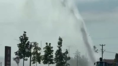Düzce’de altyapı çalışmaları esnasında su borusu patladı. Metrelerce yükselen su