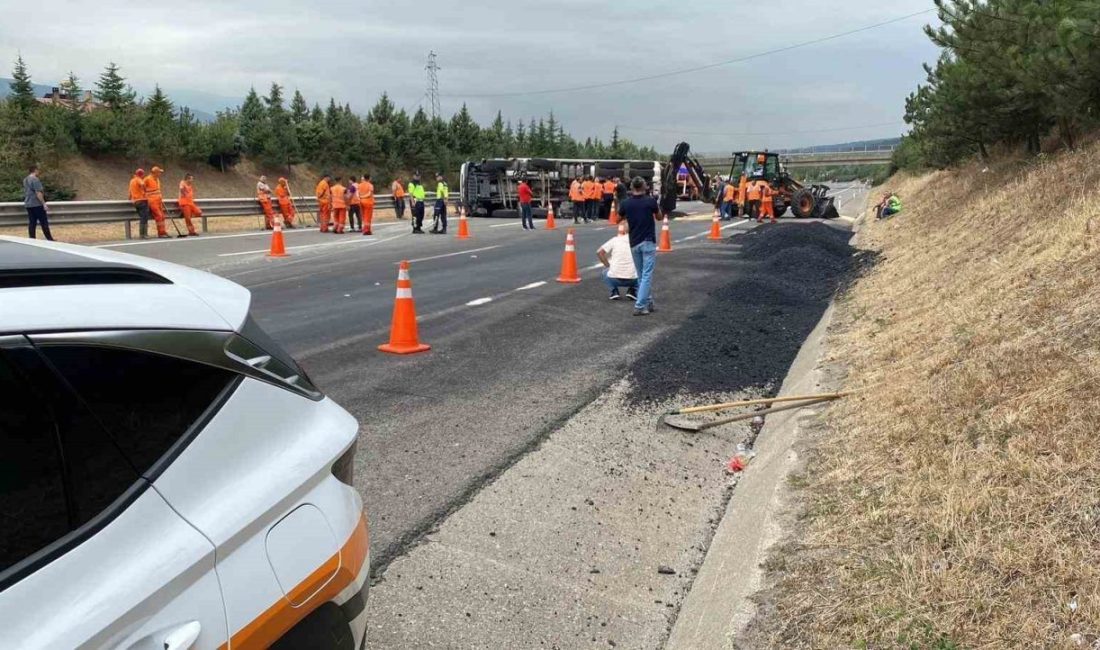 Anadolu Otoyolu Düzce kesiminde asfalt yüklü kamyonun devrilmesi nedeniyle trafiğe