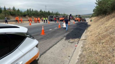 Anadolu Otoyolu Düzce kesiminde asfalt yüklü kamyonun devrilmesi nedeniyle trafiğe