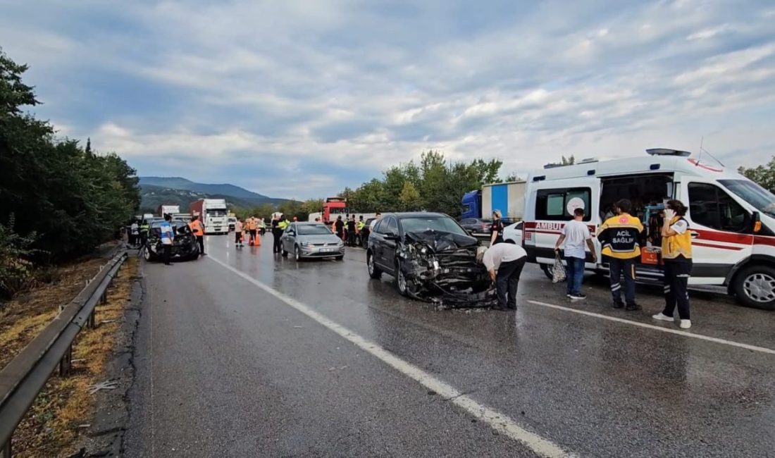 Anadolu Otoyolu Sakarya geçişinde 10 aracın karıştığı zincirleme trafik kazasında