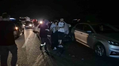 Anadolu Otoyolu Gümüşova rampaları mevkisinde 4 aracın karıştığı zincirleme kazada