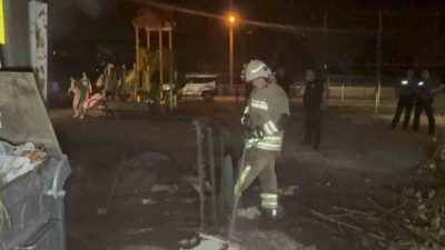 Düzce’de elektrik direğinin dibinde çıkan anız yangını kablolara zarar verince