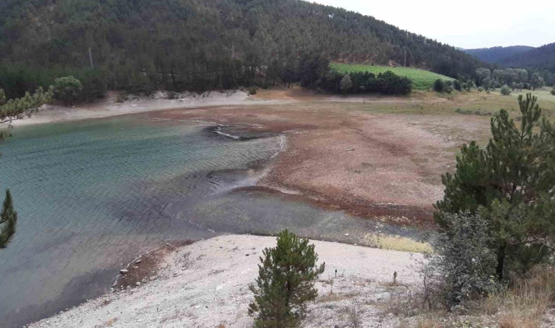 Bolu’nun doğal güzellikleri arasında bulunan Sünnet Gölü Tabiat Parkı’nda gölün