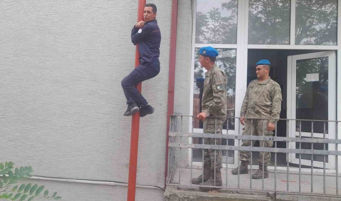 Askeri personele yangın tatbikatı Kocaeli Büyükşehir Belediyesi İtfaiyesi, Kandıra Alay Komutanlığı’nda görev yapan askeri