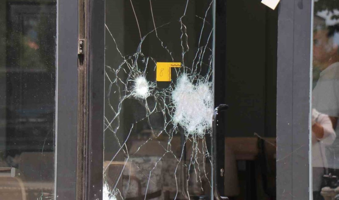Sakarya’nın Serdivan ilçesinde bahçe mobilyaları satan iş yerinin camları tüfekle