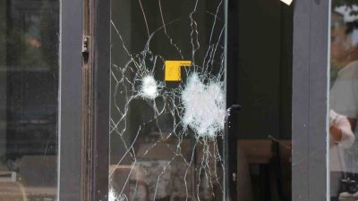 Sakarya’nın Serdivan ilçesinde bahçe mobilyaları satan iş yerinin camları tüfekle