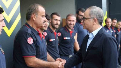 Kocaeli Büyükşehir Belediyesi Genel Sekreteri Dr. Hayri Baraçlı, itfaiye personeli