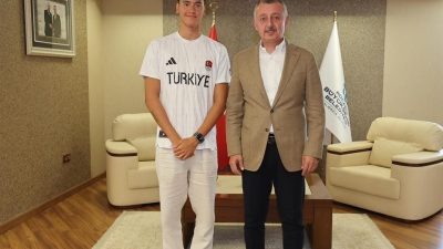 Kocaeli Büyükşehir Belediye Başkanı Tahir Büyükakın, Dünya Gençler Yüzme Şampiyonası’nı