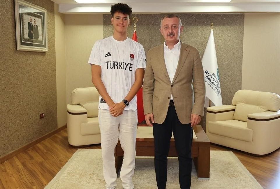 Başkan Büyükakın, İzmitli şampiyonu kutladı Kocaeli Büyükşehir Belediye Başkanı Tahir Büyükakın, Dünya Gençler Yüzme Şampiyonası’nı