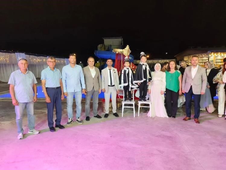 Başkan Dilsiz, düğün ve sünnet cemiyetlerinde vatandaşlarla buluştu Bayırköy Belediye Başkanı Aykut Dilsiz, katıldığı çeşitli düğün ve sünnet